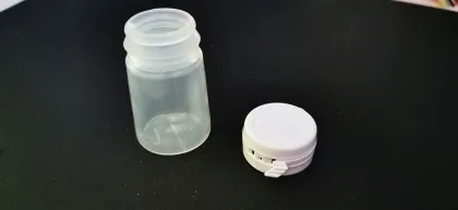 Leerer Farbtopf mit Deckel